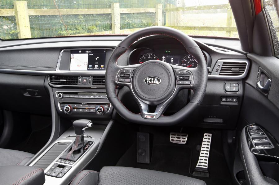Торпедо Kia Optima GT Line S 2017 года  (UK) (фото 9 из 20)